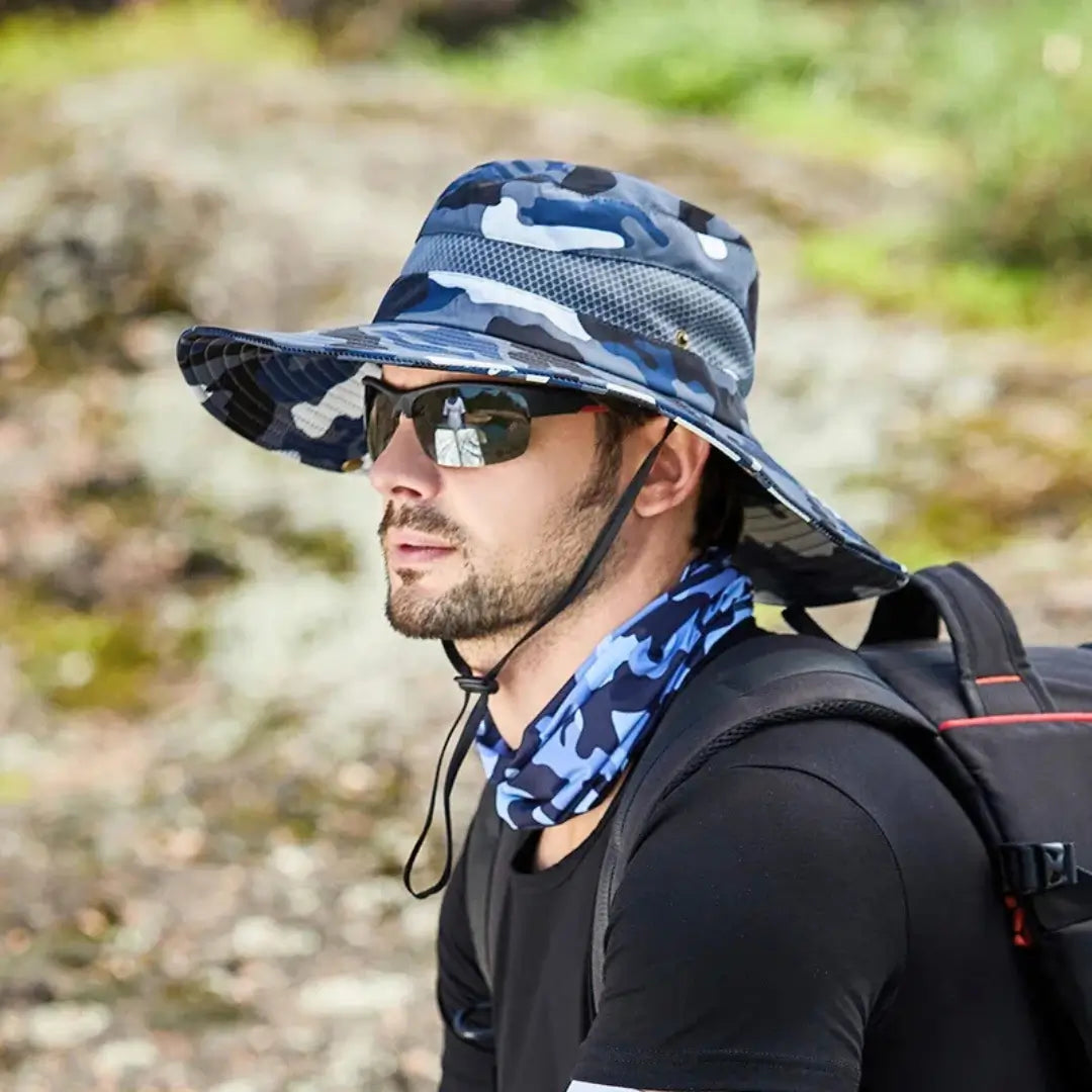 Um pescador usando o Chapéu de Pesca Zanter Camo Tatical e um óculos de sol escuro