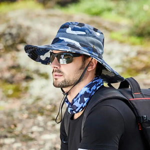 Um pescador usando o Chapéu de Pesca Zanter Camo Tatical e um óculos de sol escuro