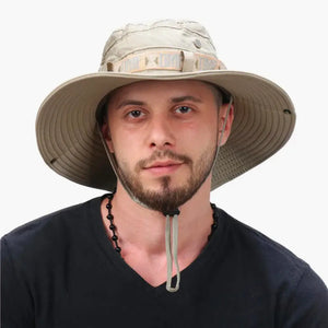 Um pescador visto de frente usando o Chapéu de Pesca Zanter Explorer Max
