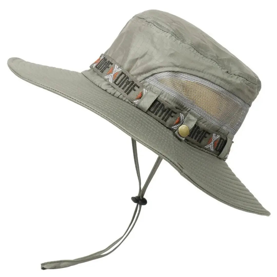 O Chapéu de Pesca Zanter Explorer Max na cor Olive Drab mostrando de lado, com detalhes em seu acabamento