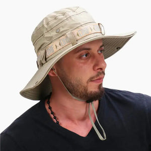 Um pescador olhando para o lado direitoo e usando o Chapéu de Pesca Zanter Explorer Max