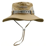 O Chapéu de Pesca Zanter Explorer Max na cor Khaki Sand visto de frente, com o fundo branco