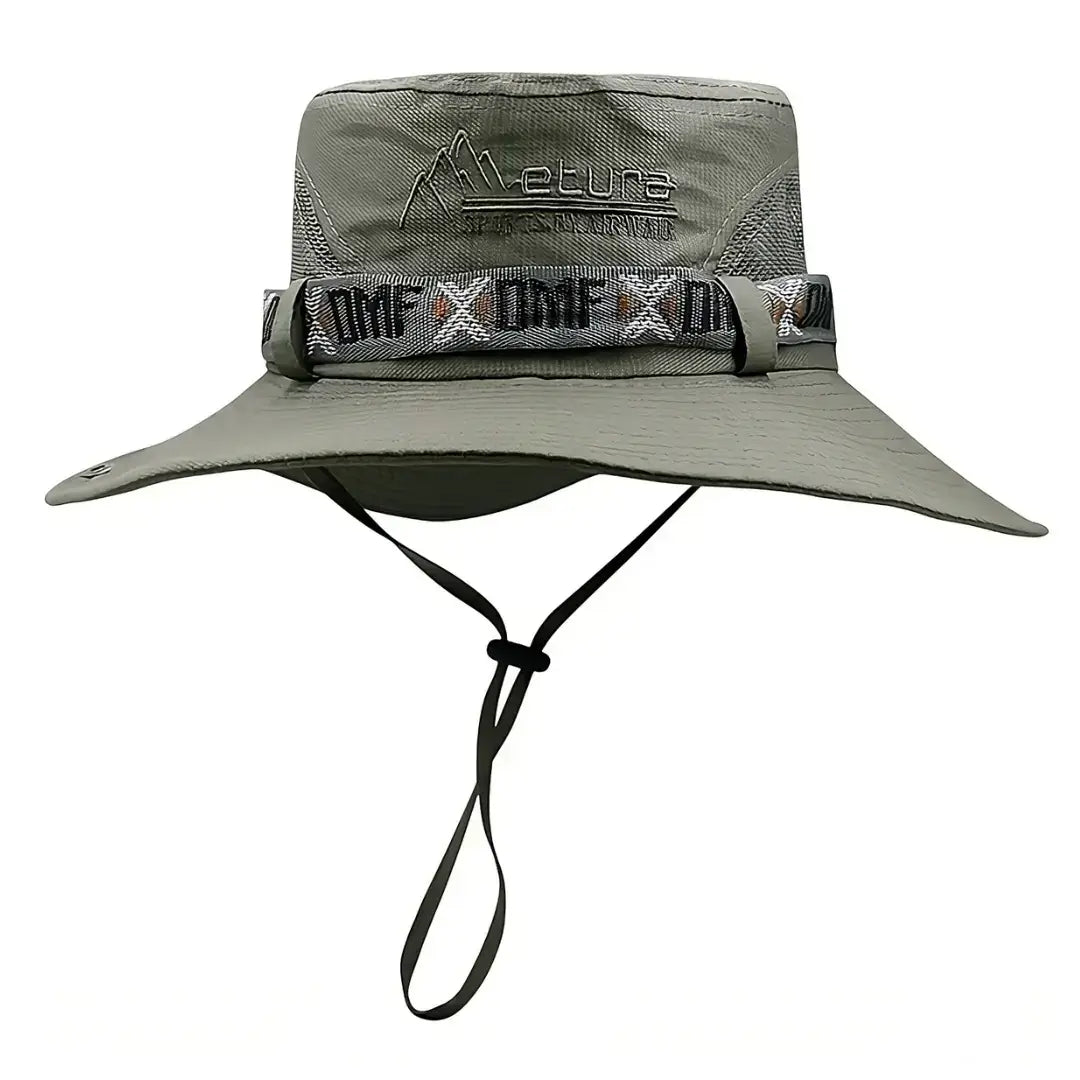 O Chapéu de Pesca Zanter Explorer Max na cor Light Olive Green visto de frente, com o fundo branco