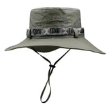 O Chapéu de Pesca Zanter Explorer Max na cor Light Olive Green visto de frente, com o fundo branco