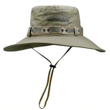 O Chapéu de Pesca Zanter Explorer Max na cor Olive Drab visto de frente, com o fundo branco