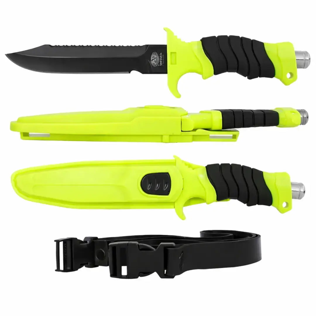 A Faca de Pesca Albatroz Astra sendo mostrada de lado, logo abaixo tem a faca dentro de sua bainha e abaixo dela está seu elástico de prender na perna