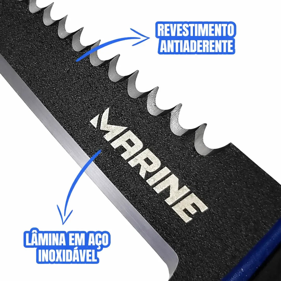 A lâmina da Faca de Pesca Marine Sports Fileteira em foco, om duas descrições, uma sobre seu revestimento antiaderente e outra sobre seu aço inoxidável