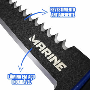 A lâmina da Faca de Pesca Marine Sports Fileteira em foco, om duas descrições, uma sobre seu revestimento antiaderente e outra sobre seu aço inoxidável