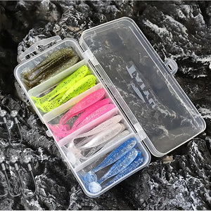 Estojo aberto contendo iscas artificiais soft shad em cinco cores diferentes e 10 jigheads