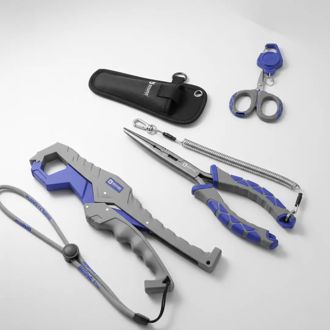 Alicate bico longo carbon, tesoura trimmer e alicate de contenção clamp deitados sobre uma mesa cinza