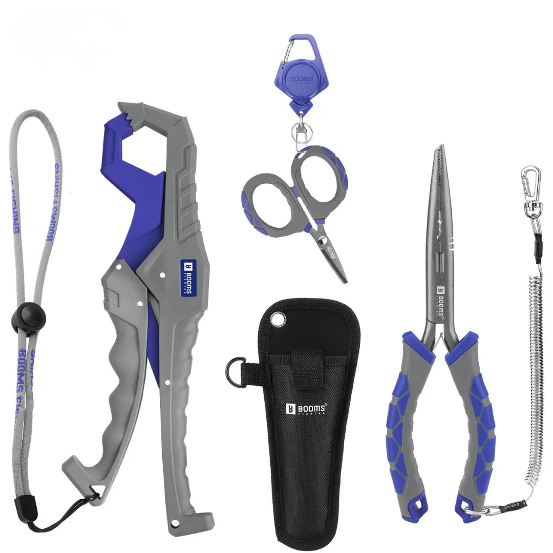 Alicate bico longo carbon à direita com sua bainha, tesoura trimmer no centro e à esquerda o alicate de contenção clamp