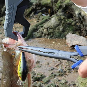 Alicate de contenção Clamp segurando o peixe enquanto o alicate bico longo carbon remove a isca da boca do peixe