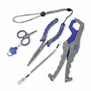 Tesoura trimmer e seu chaveito na esquerda, alicate bico longo carbon no centro e o alicate clamp na direita