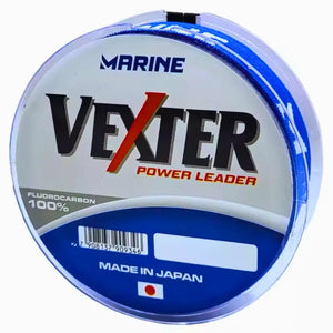 Carretel da Linha Fluorcarbono Marine Vexter visto de frente, com seu elástico de proteção ao fundo