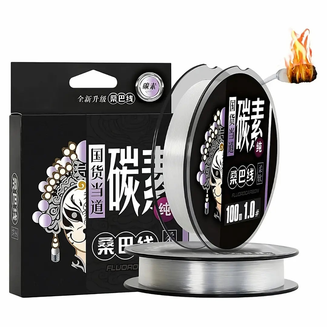 A Linha Fluorcarbono Zanter Kenshi com sua caixa do lado esquerdo, um carretel deitado e outro carretel em cima, de pé, e um fio pegando fogo na ponta