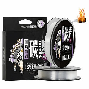 A Linha Fluorcarbono Zanter Kenshi com sua caixa do lado esquerdo, um carretel deitado e outro carretel em cima, de pé, e um fio pegando fogo na ponta