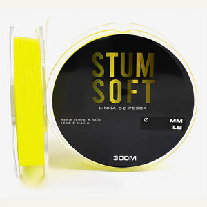 Dois carretéis da Linha Monofilamento Albatroz Stum Soft na cor amarela, um está de frente e o outro de lado, mostrando sua linha