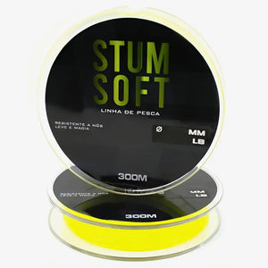 Dois carretéis da Linha Monofilamento Albatroz Stum Soft na cor amarela, um está de lado deitado e o outro em cima de pé