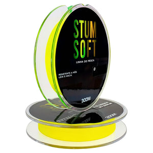 Dois carretéis da Linha Monofilamento Albatroz Stum Soft cor amarela, um está de lado deitado e o outro em cima de pé, virado para a direita