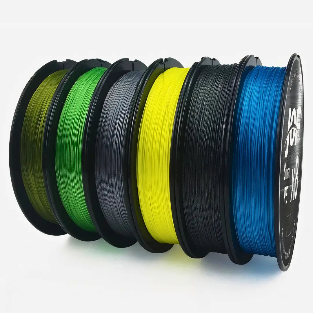 Seis carretéis no foco em cores diferentes da Linha Multifilamento JOF Pure, um ao lado do outro