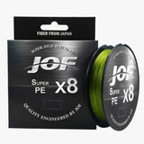 O Carretel da Linha Multifilamento JOF Pure na cor verde lodo em foco, com sua caixa ao lado