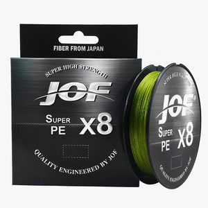 O Carretel da Linha Multifilamento JOF Pure na cor verde lodo em foco, com sua caixa ao lado