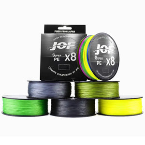 Seis carreteis e a caixa da Linha Multifilamento JOF Pure em cores variadas em destaque, cinco carretéis estão deitados e um está em pé ao lado de sua caixa