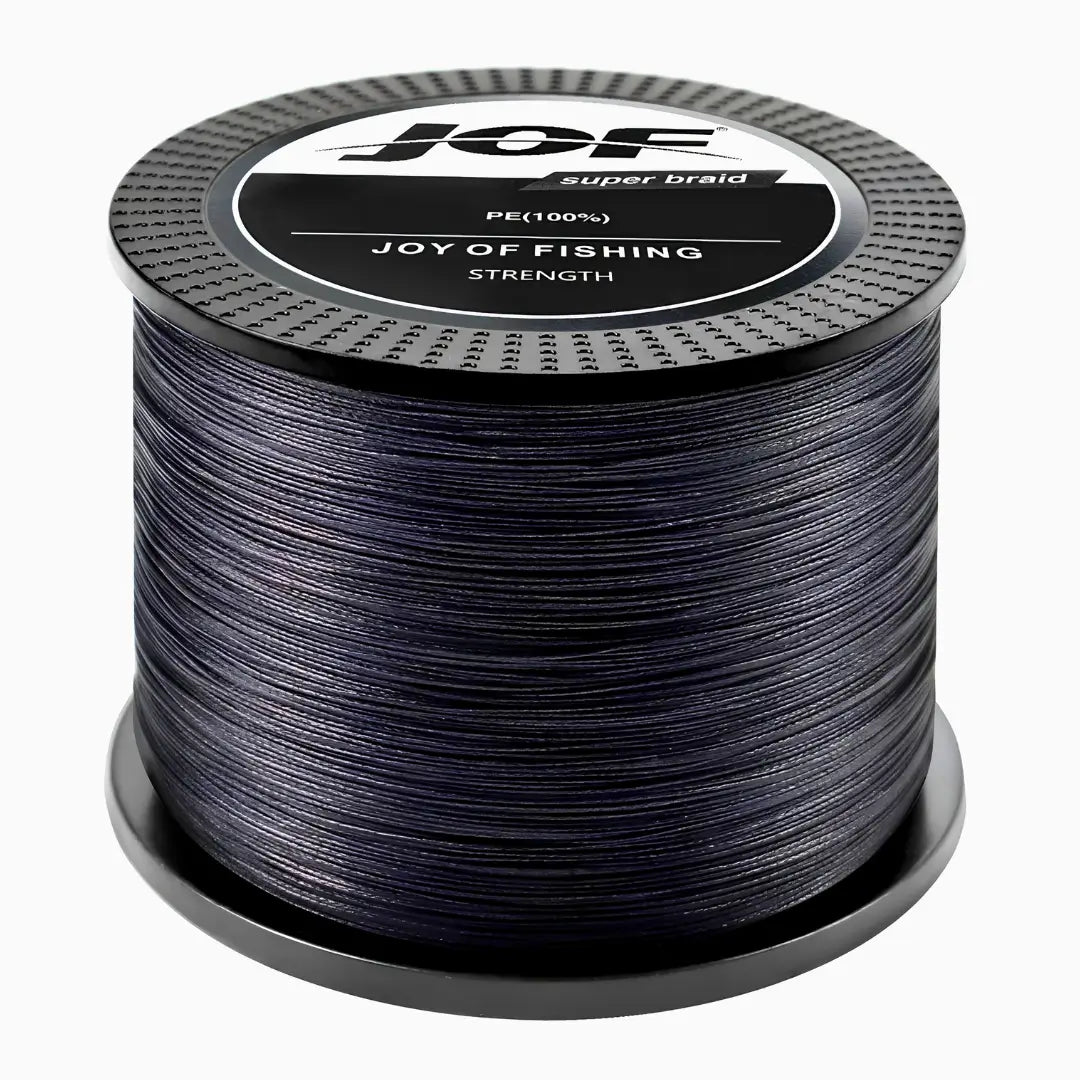 O Carretel da Linha Multifilamento Jof Super Braid na cor preta em foco, com o fundo branco