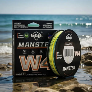 À esquerda a caixa da Linha Multifilamento Manster W4, e à direita o seu carretel com a linha na cor multicores, ao fundo uma praia desfocada