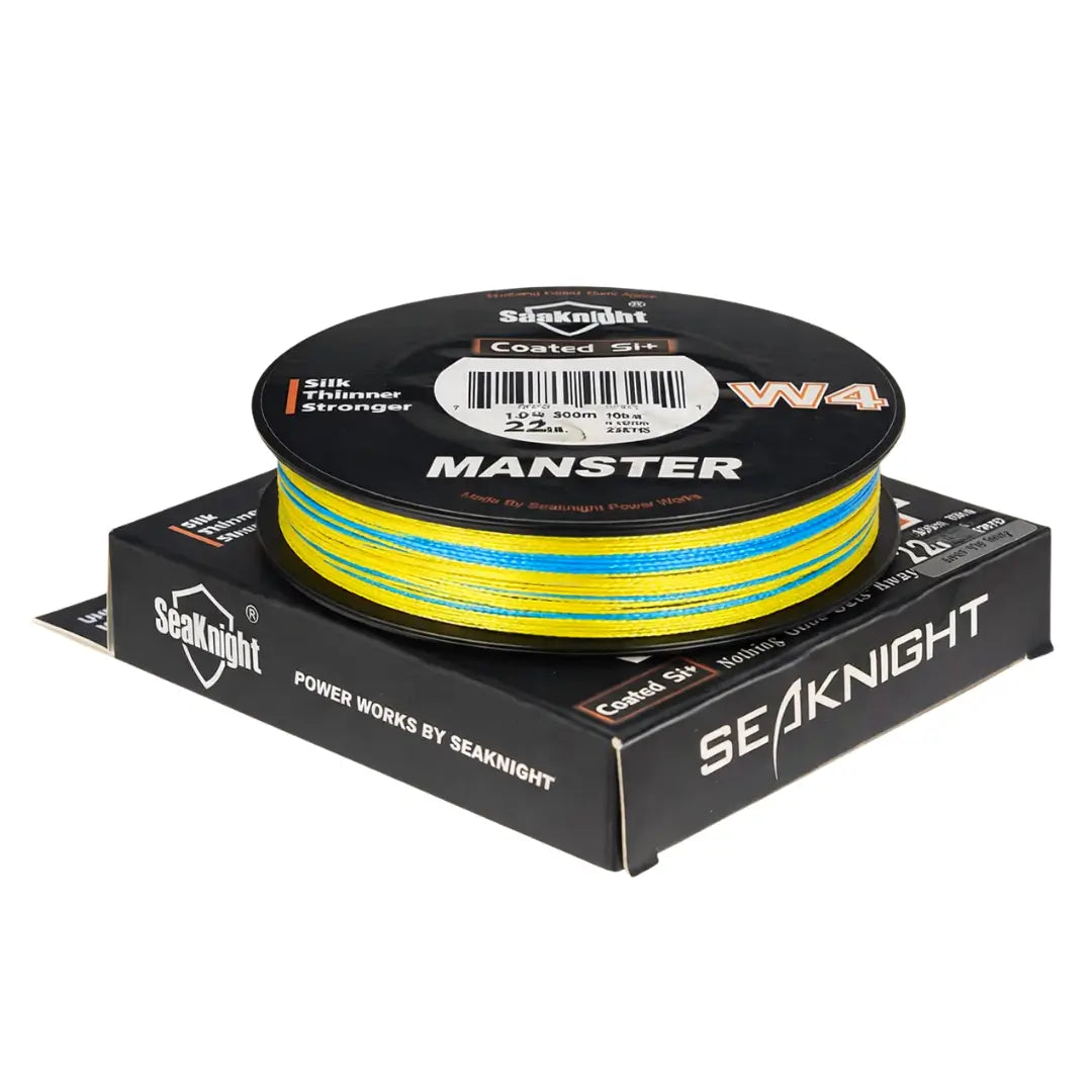 O carretel da Linha Multifilamento Manster W4 na cor multicolorida em cima da sua caixa