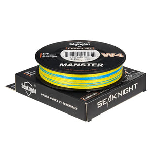 O carretel da Linha Multifilamento Manster W4 na cor multicolorida em cima da sua caixa