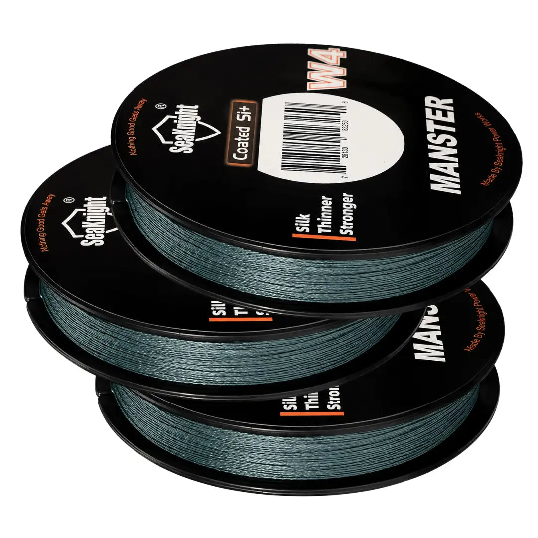 Três carretéis da Linha Multifilamento Manster W4 na cor cinza empilhados um em cima do outro