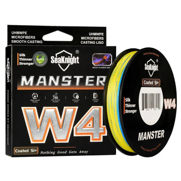 À esquerda a caixa da Linha Multifilamento Manster W4, e à direita o seu carretel com a linha na cor multicores, com o fundo branco