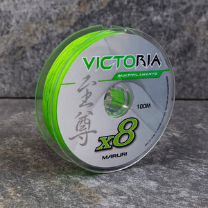 Linha Multifilamento Maruri Victoria 8x na cor verde em foco, em cima de uma mesa de mármore
