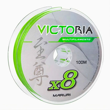 Carretel da Linha Multifilamento Maruri Victoria 8x na cor verde vista de frente com suas informações aparentes, como o metro total da linha e seu número de fios
