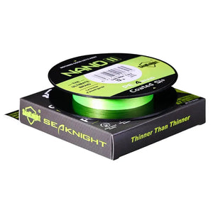 Carretel da Linha Multifilamento Nano II 4x na cor verde limão deitado em cima da sua caixa