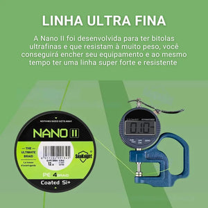 O carretel da Linha Multifilamento Nano II 4x do lado esquerdo, e ao lado direito um aparelho que ser para medir a espessura