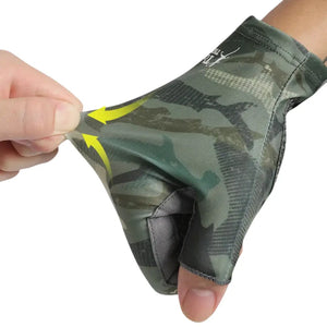 A Luva de Pesca Zanter GX Pro em foco, com uma mão puxando seu tecido para simbolizar sua elasticidade 