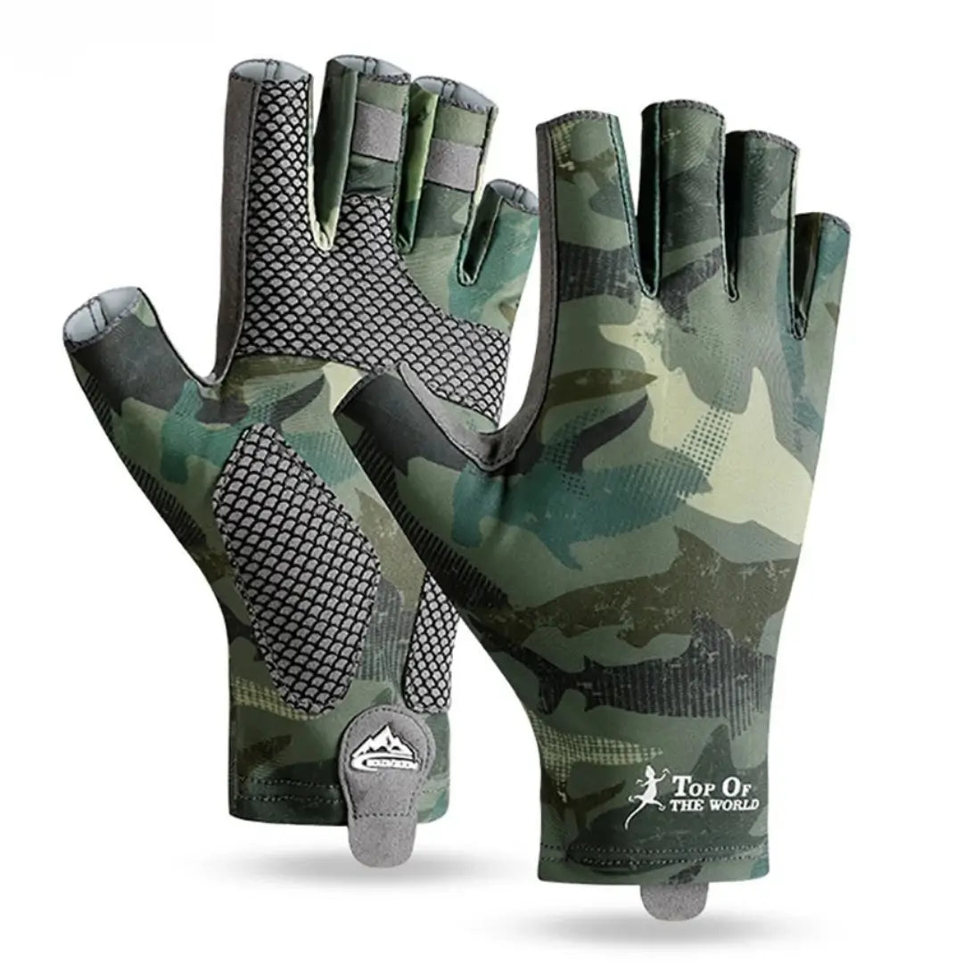 Um par da Luva de Pesca Zanter GX Pro na cor verde, uma mão mostrando sua superfície e a outra mão mostrando sua palma