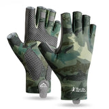Um par da Luva de Pesca Zanter GX Pro na cor verde, uma mão mostrando sua superfície e a outra mão mostrando sua palma