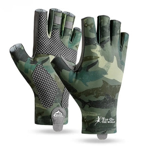 Um par da Luva de Pesca Zanter GX Pro na cor verde, uma mão mostrando sua superfície e a outra mão mostrando sua palma