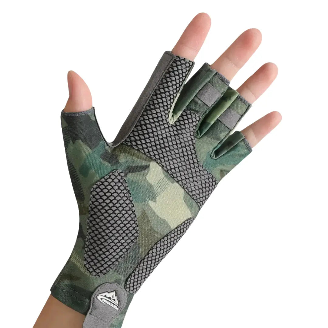 Uma mão em foco vestindo a Luva de Pesca Zanter GX Pro