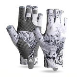 A Luva de Pesca Zanter GX Pro na cor branca em foco, com o fundo verde e seus detalhes aparentes