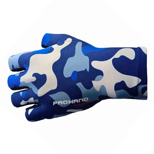 A Luva de Pesca Pro Hand na cor camuflada azul vista de lado, com sua estampa em foco