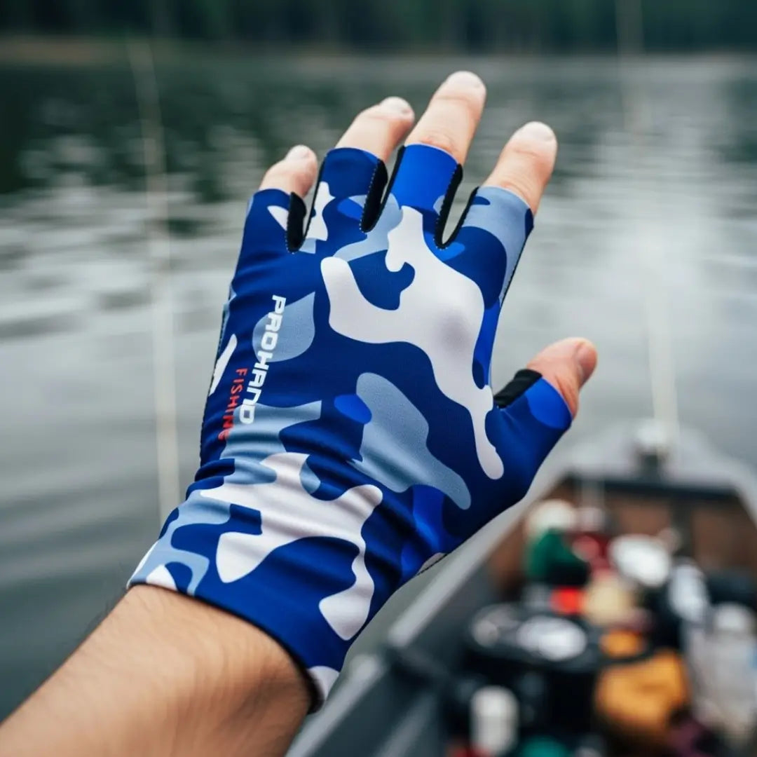 Uma mão vestindo a Luva de Pesca Pro Hand na cor camuflada azul, ao fundo um rio desfocado