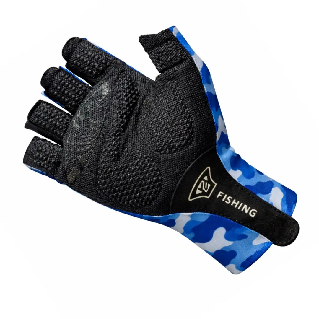A Luva de Pesca Pro Hand na cor camuflada azul tem sua palma em tela mesh na cor preta