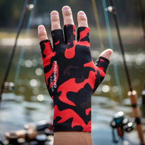Uma mão em foco usando a Luva de Pesca Pro Hand na cor camuflada vermelha, ao fundo um rio e varas de pesca em desfoque