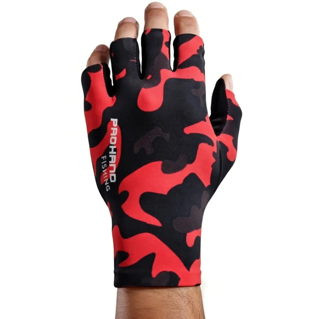 Uma mão vestindo a Luva de Pesca Pro Hand na cor camuflada vermelha, com o fundo branco