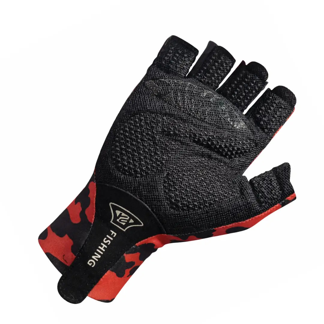 A Luva de Pesca Pro Hand na cor camuflada vermelha mostrando sua palma antiderrapante, a luva está na diagonal