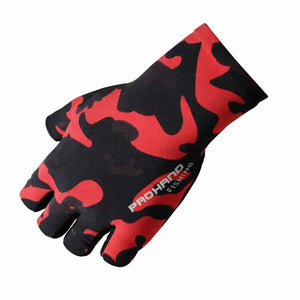 A Luva de Pesca Pro Hand na cor camuflada vermelha vista de frente e virada para baixo, com o fundo branco